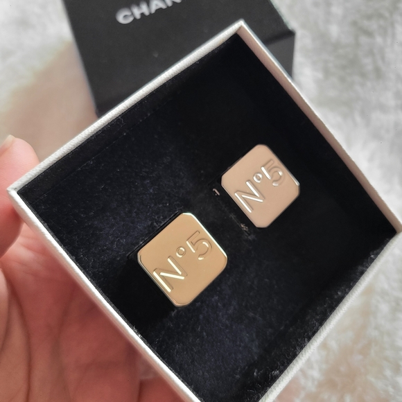 CHANEL Silver and Gold Cube Accessories - Picture 6 of 8